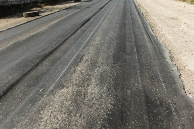 Bozuk yol çukurların ve nokta ile kıyılmış asfalt zarar görmüş. Çok kötü asfalt yol ile büyük trenche. Korkunç teknoloji yol asfalt üretim. Yumuşak asfalt ısı erir