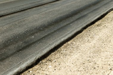 Bozuk yol çukurların ve nokta ile kıyılmış asfalt zarar görmüş. Çok kötü asfalt yol ile büyük trenche. Korkunç teknoloji yol asfalt üretim. Yumuşak asfalt ısı erir