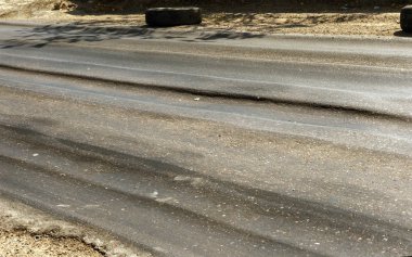Bozuk yol çukurların ve nokta ile kıyılmış asfalt zarar görmüş. Çok kötü asfalt yol ile büyük trenche. Korkunç teknoloji yol asfalt üretim. Yumuşak asfalt ısı erir