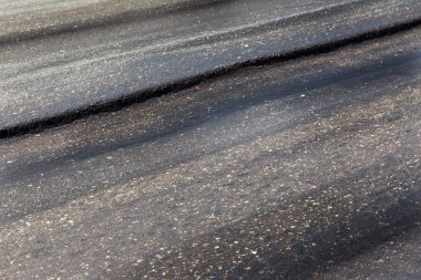 Bozuk yol çukurların ve nokta ile kıyılmış asfalt zarar görmüş. Çok kötü asfalt yol ile büyük trenche. Korkunç teknoloji yol asfalt üretim. Yumuşak asfalt ısı erir