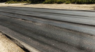 Bozuk yol çukurların ve nokta ile kıyılmış asfalt zarar görmüş. Çok kötü asfalt yol ile büyük trenche. Korkunç teknoloji yol asfalt üretim. Yumuşak asfalt ısı erir