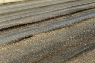 Bozuk yol çukurların ve nokta ile kıyılmış asfalt zarar görmüş. Çok kötü asfalt yol ile büyük trenche. Korkunç teknoloji yol asfalt üretim. Yumuşak asfalt ısı erir