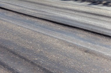 Bozuk yol çukurların ve nokta ile kıyılmış asfalt zarar görmüş. Çok kötü asfalt yol ile büyük trenche. Korkunç teknoloji yol asfalt üretim. Yumuşak asfalt ısı erir