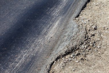 Bozuk yol çukurların ve nokta ile kıyılmış asfalt zarar görmüş. Çok kötü asfalt yol ile büyük trenche. Korkunç teknoloji yol asfalt üretim. Yumuşak asfalt ısı erir