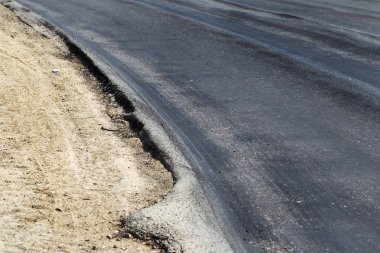 Bozuk yol çukurların ve nokta ile kıyılmış asfalt zarar görmüş. Çok kötü asfalt yol ile büyük trenche. Korkunç teknoloji yol asfalt üretim. Yumuşak asfalt ısı erir