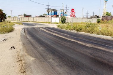 Bozuk yol çukurların ve nokta ile kıyılmış asfalt zarar görmüş. Çok kötü asfalt yol ile büyük trenche. Korkunç teknoloji yol asfalt üretim. Yumuşak asfalt ısı erir