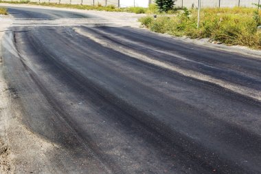 Bozuk yol çukurların ve nokta ile kıyılmış asfalt zarar görmüş. Çok kötü asfalt yol ile büyük trenche. Korkunç teknoloji yol asfalt üretim. Yumuşak asfalt ısı erir