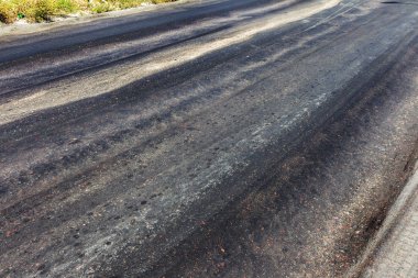 Bozuk yol çukurların ve nokta ile kıyılmış asfalt zarar görmüş. Çok kötü asfalt yol ile büyük trenche. Korkunç teknoloji yol asfalt üretim. Yumuşak asfalt ısı erir