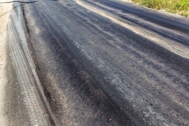 Bozuk yol çukurların ve nokta ile kıyılmış asfalt zarar görmüş. Çok kötü asfalt yol ile büyük trenche. Korkunç teknoloji yol asfalt üretim. Yumuşak asfalt ısı erir