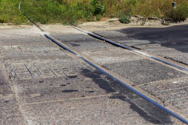 Bozuk yol çukurların ve nokta ile kıyılmış asfalt zarar görmüş. Çok kötü asfalt yol ile büyük trenche. Korkunç teknoloji yol asfalt üretim. Yumuşak asfalt ısı erir