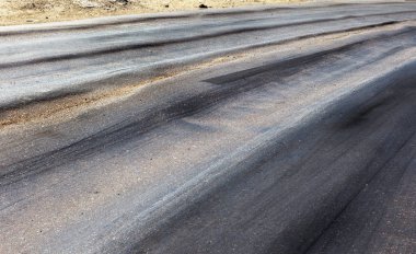 Bozuk yol çukurların ve nokta ile kıyılmış asfalt zarar görmüş. Çok kötü asfalt yol ile büyük trenche. Korkunç teknoloji yol asfalt üretim. Yumuşak asfalt ısı erir