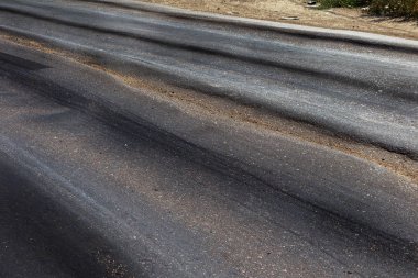 Bozuk yol çukurların ve nokta ile kıyılmış asfalt zarar görmüş. Çok kötü asfalt yol ile büyük trenche. Korkunç teknoloji yol asfalt üretim. Yumuşak asfalt ısı erir