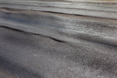 Bozuk yol çukurların ve nokta ile kıyılmış asfalt zarar görmüş. Çok kötü asfalt yol ile büyük trenche. Korkunç teknoloji yol asfalt üretim. Yumuşak asfalt ısı erir