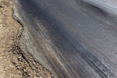 Bozuk yol çukurların ve nokta ile kıyılmış asfalt zarar görmüş. Çok kötü asfalt yol ile büyük trenche. Korkunç teknoloji yol asfalt üretim. Yumuşak asfalt ısı erir