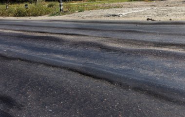 Bozuk yol çukurların ve nokta ile kıyılmış asfalt zarar görmüş. Çok kötü asfalt yol ile büyük trenche. Korkunç teknoloji yol asfalt üretim. Yumuşak asfalt ısı erir