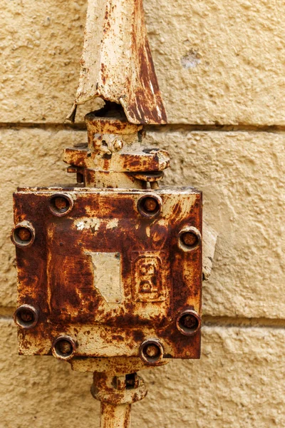 Bir antika vintage girişi binaya elektrik telleri. Güçlü güç elektrik telleri bir özel evin içine koyarak. Vintage topraklama sistemi. Elektrik bağlantısı için döngü topraklama