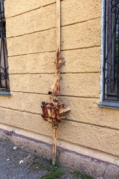 Bir antika vintage girişi binaya elektrik telleri. Güçlü güç elektrik telleri bir özel evin içine koyarak. Vintage topraklama sistemi. Elektrik bağlantısı için döngü topraklama