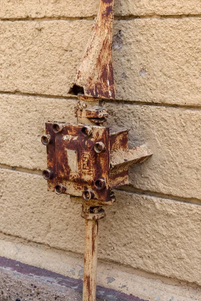 Bir antika vintage girişi binaya elektrik telleri. Güçlü güç elektrik telleri bir özel evin içine koyarak. Vintage topraklama sistemi. Elektrik bağlantısı için döngü topraklama