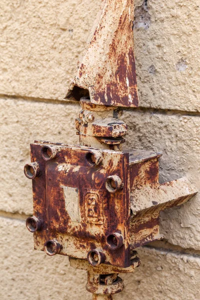 Bir antika vintage girişi binaya elektrik telleri. Güçlü güç elektrik telleri bir özel evin içine koyarak. Vintage topraklama sistemi. Elektrik bağlantısı için döngü topraklama