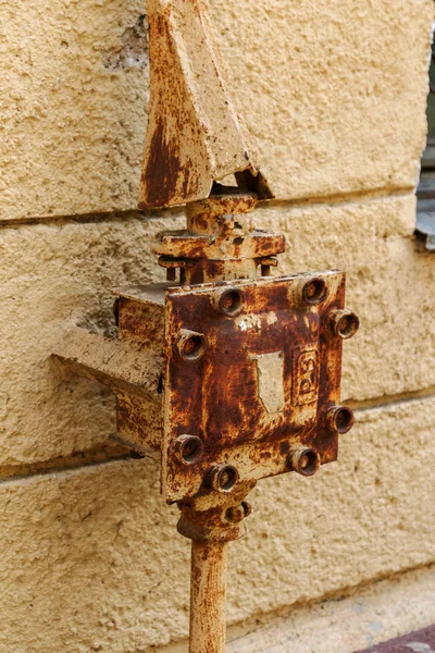 Bir antika vintage girişi binaya elektrik telleri. Güçlü güç elektrik telleri bir özel evin içine koyarak. Vintage topraklama sistemi. Elektrik bağlantısı için döngü topraklama