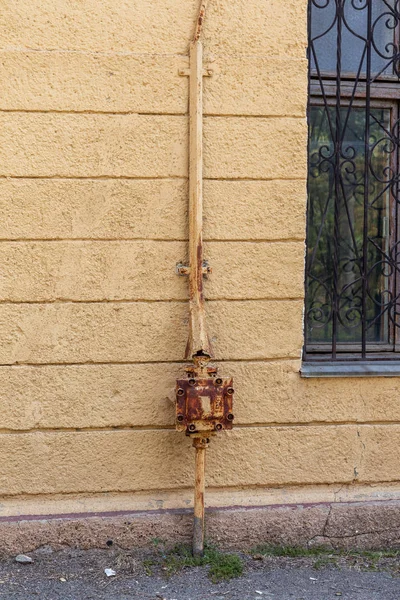 Bir antika vintage girişi binaya elektrik telleri. Güçlü güç elektrik telleri bir özel evin içine koyarak. Vintage topraklama sistemi. Elektrik bağlantısı için döngü topraklama