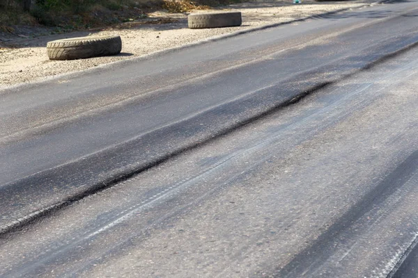 Bozuk yol çukurların ve nokta ile kıyılmış asfalt zarar görmüş. Çok kötü asfalt yol ile büyük trenche. Korkunç teknoloji yol asfalt üretim. Yumuşak asfalt ısı erir