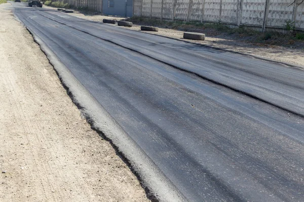 Bozuk yol çukurların ve nokta ile kıyılmış asfalt zarar görmüş. Çok kötü asfalt yol ile büyük trenche. Korkunç teknoloji yol asfalt üretim. Yumuşak asfalt ısı erir