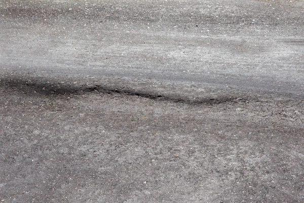 Bozuk yol çukurların ve nokta ile kıyılmış asfalt zarar görmüş. Çok kötü asfalt yol ile büyük trenche. Korkunç teknoloji yol asfalt üretim. Yumuşak asfalt ısı erir