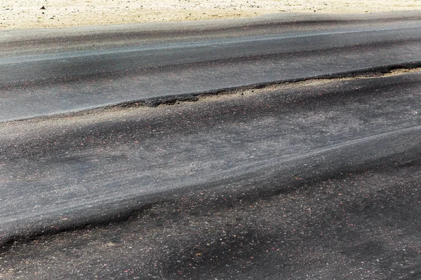 Bozuk yol çukurların ve nokta ile kıyılmış asfalt zarar görmüş. Çok kötü asfalt yol ile büyük trenche. Korkunç teknoloji yol asfalt üretim. Yumuşak asfalt ısı erir