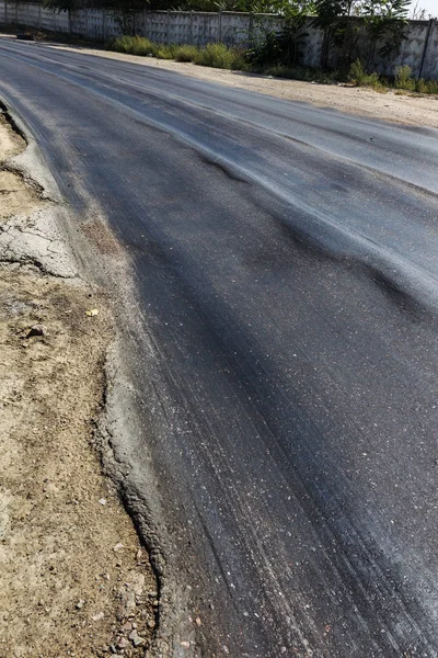 Bozuk yol çukurların ve nokta ile kıyılmış asfalt zarar görmüş. Çok kötü asfalt yol ile büyük trenche. Korkunç teknoloji yol asfalt üretim. Yumuşak asfalt ısı erir
