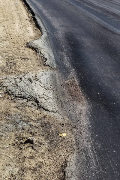 Bozuk yol çukurların ve nokta ile kıyılmış asfalt zarar görmüş. Çok kötü asfalt yol ile büyük trenche. Korkunç teknoloji yol asfalt üretim. Yumuşak asfalt ısı erir