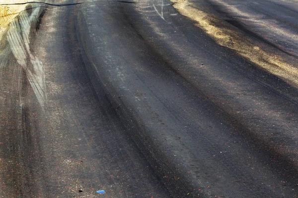 Bozuk yol çukurların ve nokta ile kıyılmış asfalt zarar görmüş. Çok kötü asfalt yol ile büyük trenche. Korkunç teknoloji yol asfalt üretim. Yumuşak asfalt ısı erir
