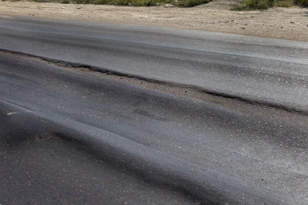 Beschädigte Straße Beschädigter Asphalt Mit Schlaglöchern Und Flecken Sehr Schlechte — Stockfoto