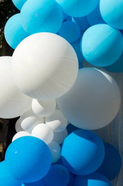 Hava balonları arka plan, helyum balonları, mutlu Doğum günü, sürpriz tatil, dekorasyon için büyük demet. Mavi ve beyaz hava balon farklı boyutlarda gökyüzü arka plan üzerinde Festival arka plan.