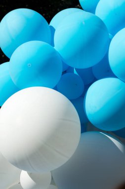 Hava balonları arka plan, helyum balonları, mutlu Doğum günü, sürpriz tatil, dekorasyon için büyük demet. Mavi ve beyaz hava balon farklı boyutlarda gökyüzü arka plan üzerinde Festival arka plan.