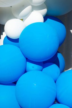 Hava balonları arka plan, helyum balonları, mutlu Doğum günü, sürpriz tatil, dekorasyon için büyük demet. Mavi ve beyaz hava balon farklı boyutlarda gökyüzü arka plan üzerinde Festival arka plan.