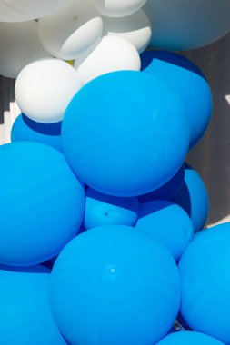 Hava balonları arka plan, helyum balonları, mutlu Doğum günü, sürpriz tatil, dekorasyon için büyük demet. Mavi ve beyaz hava balon farklı boyutlarda gökyüzü arka plan üzerinde Festival arka plan.