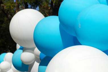 Hava balonları arka plan, helyum balonları, mutlu Doğum günü, sürpriz tatil, dekorasyon için büyük demet. Mavi ve beyaz hava balon farklı boyutlarda gökyüzü arka plan üzerinde Festival arka plan.