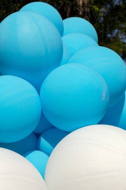 Hava balonları arka plan, helyum balonları, mutlu Doğum günü, sürpriz tatil, dekorasyon için büyük demet. Mavi ve beyaz hava balon farklı boyutlarda gökyüzü arka plan üzerinde Festival arka plan.