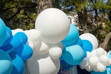Hava balonları arka plan, helyum balonları, mutlu Doğum günü, sürpriz tatil, dekorasyon için büyük demet. Mavi ve beyaz hava balon farklı boyutlarda gökyüzü arka plan üzerinde Festival arka plan.