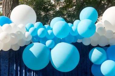 Hava balonları arka plan, helyum balonları, mutlu Doğum günü, sürpriz tatil, dekorasyon için büyük demet. Mavi ve beyaz hava balon farklı boyutlarda gökyüzü arka plan üzerinde Festival arka plan.