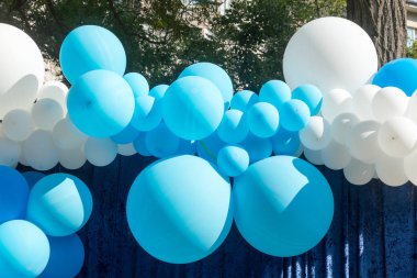 Hava balonları arka plan, helyum balonları, mutlu Doğum günü, sürpriz tatil, dekorasyon için büyük demet. Mavi ve beyaz hava balon farklı boyutlarda gökyüzü arka plan üzerinde Festival arka plan.