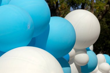Hava balonları arka plan, helyum balonları, mutlu Doğum günü, sürpriz tatil, dekorasyon için büyük demet. Mavi ve beyaz hava balon farklı boyutlarda gökyüzü arka plan üzerinde Festival arka plan.