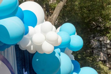 Hava balonları arka plan, helyum balonları, mutlu Doğum günü, sürpriz tatil, dekorasyon için büyük demet. Mavi ve beyaz hava balon farklı boyutlarda gökyüzü arka plan üzerinde Festival arka plan.