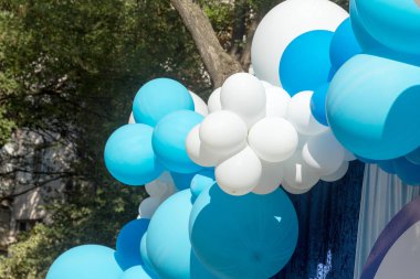 Hava balonları arka plan, helyum balonları, mutlu Doğum günü, sürpriz tatil, dekorasyon için büyük demet. Mavi ve beyaz hava balon farklı boyutlarda gökyüzü arka plan üzerinde Festival arka plan.