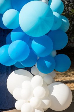 Hava balonları arka plan, helyum balonları, mutlu Doğum günü, sürpriz tatil, dekorasyon için büyük demet. Mavi ve beyaz hava balon farklı boyutlarda gökyüzü arka plan üzerinde Festival arka plan.
