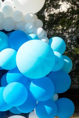 Hava balonları arka plan, helyum balonları, mutlu Doğum günü, sürpriz tatil, dekorasyon için büyük demet. Mavi ve beyaz hava balon farklı boyutlarda gökyüzü arka plan üzerinde Festival arka plan.