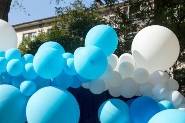 Hava balonları arka plan, helyum balonları, mutlu Doğum günü, sürpriz tatil, dekorasyon için büyük demet. Mavi ve beyaz hava balon farklı boyutlarda gökyüzü arka plan üzerinde Festival arka plan.