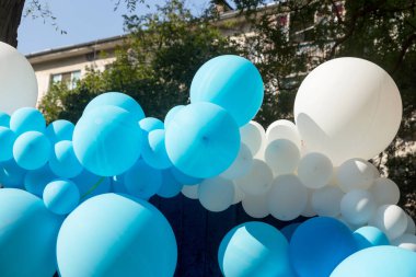 Hava balonları arka plan, helyum balonları, mutlu Doğum günü, sürpriz tatil, dekorasyon için büyük demet. Mavi ve beyaz hava balon farklı boyutlarda gökyüzü arka plan üzerinde Festival arka plan.