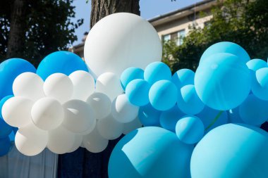 Hava balonları arka plan, helyum balonları, mutlu Doğum günü, sürpriz tatil, dekorasyon için büyük demet. Mavi ve beyaz hava balon farklı boyutlarda gökyüzü arka plan üzerinde Festival arka plan.